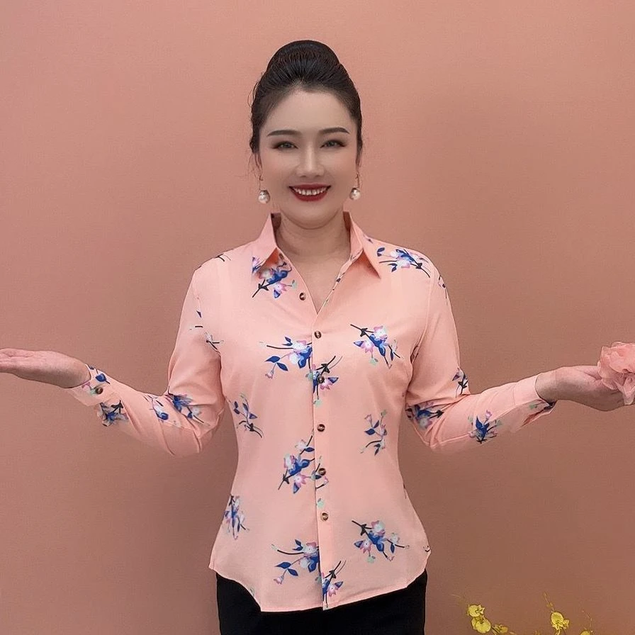 中老年宽松春秋新款衬衫洋气妈妈春季长袖中年衬衣翻领上衣