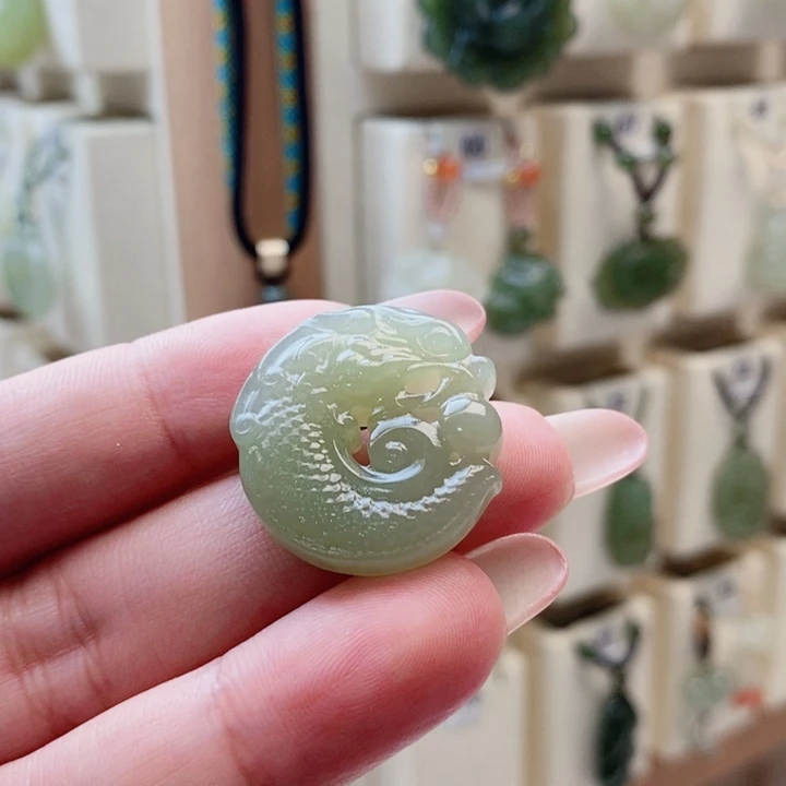 十***️和田玉未镶嵌颈饰