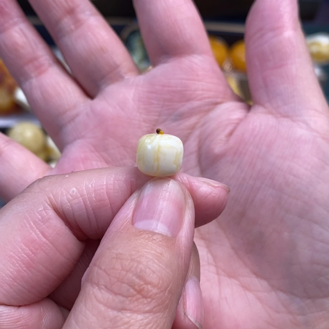 未镶嵌琥珀裸石瓷白花老型单珠10.5