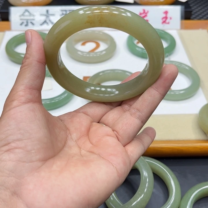 未镶嵌手镯石英质玉烟**湘