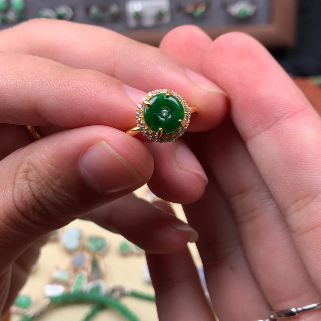 猫****翡翠未镶嵌颈饰你是