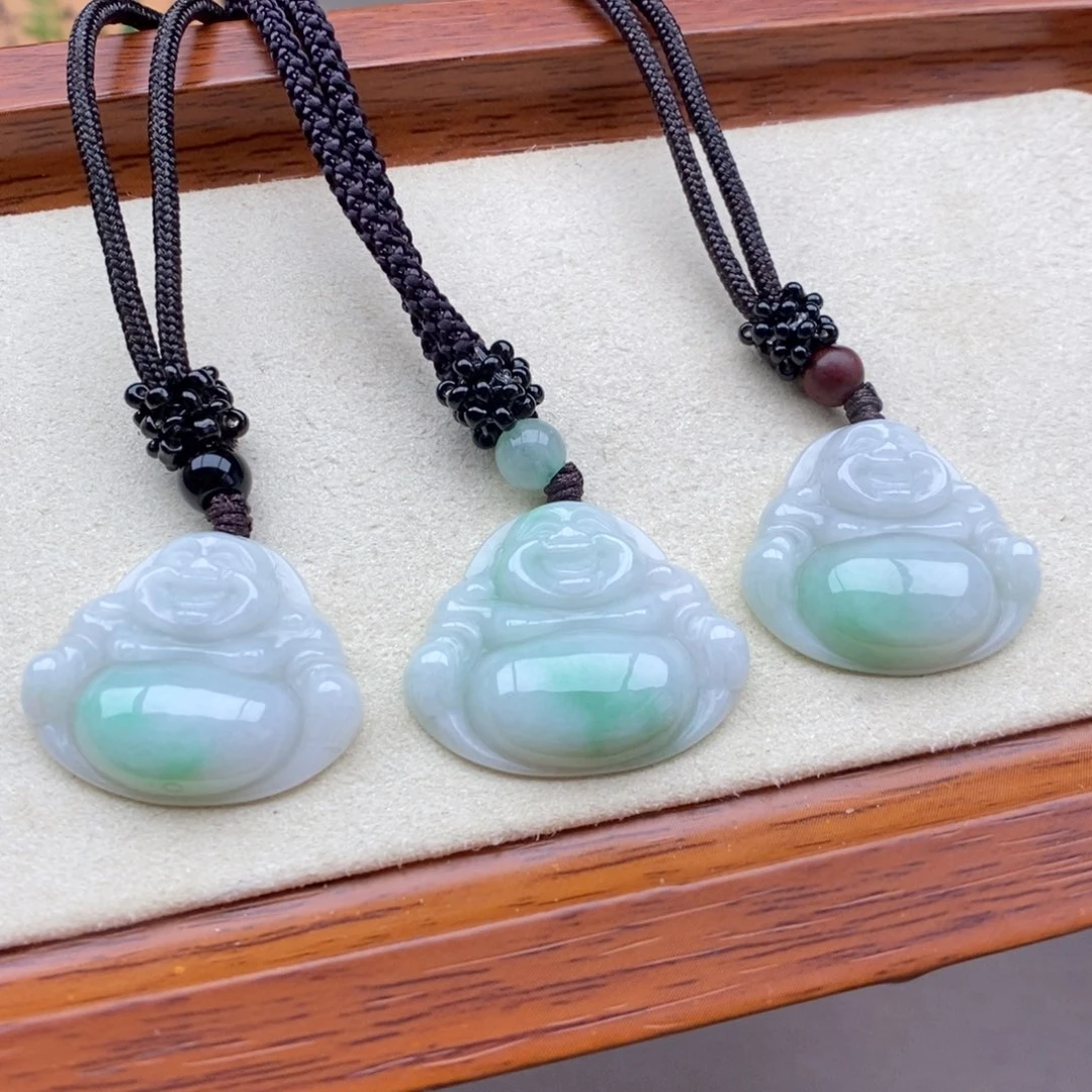 翡翠未镶嵌颈饰发其一