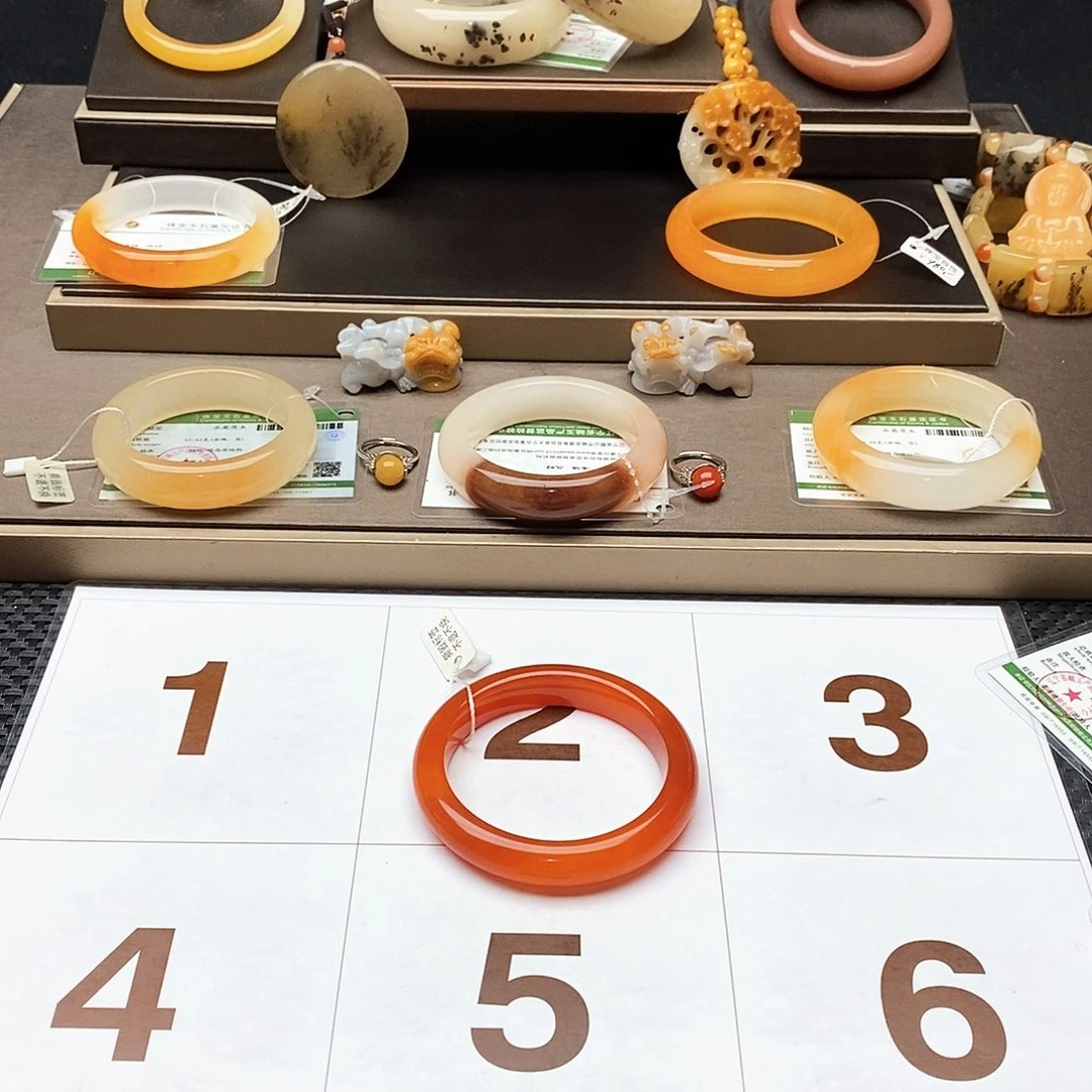 娜***伙石英质玉（黄龙玉）未镶嵌手镯