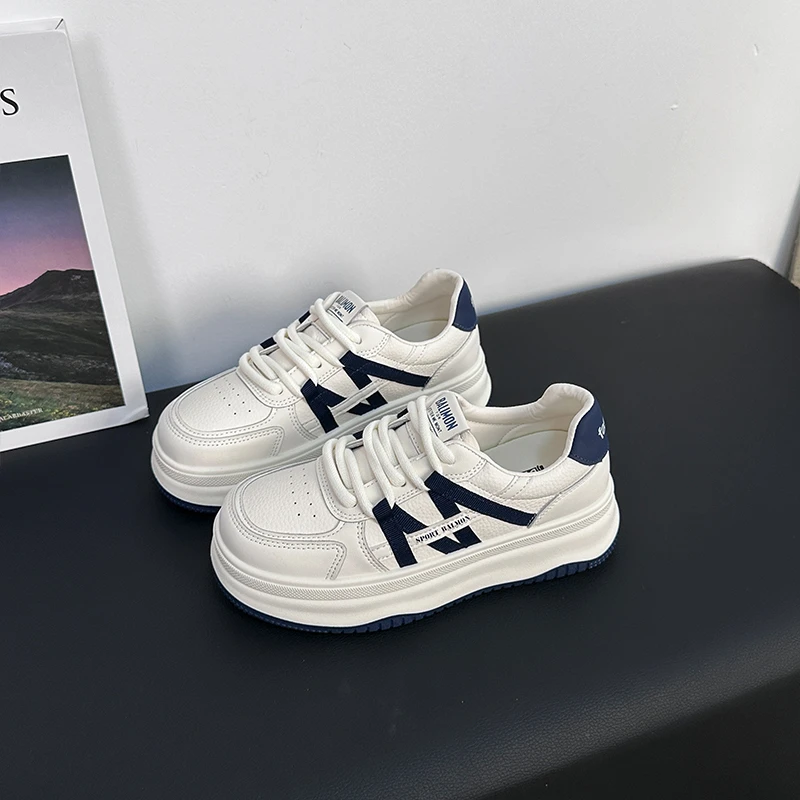 2025秋季爆款轻便厚底小白鞋女款透气增高休闲板鞋