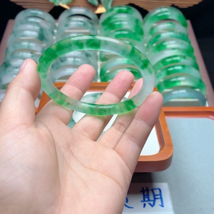 生***辰石英质玉未镶嵌手镯