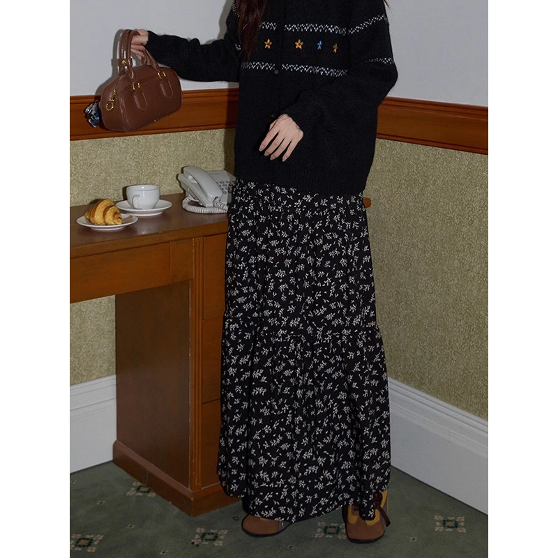 耶古韩系黑色碎花半身裙女2025秋季新款宽松显瘦垂感大摆a字长裙