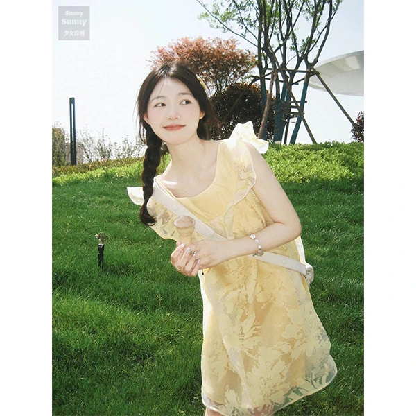 666奶黄色娃娃领连衣裙夏季甜美小个子设计感荷叶边拼接短款裙子