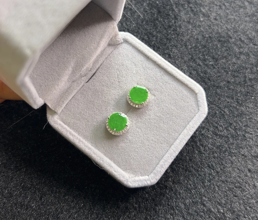 纯天然A货缅甸翡翠卡7mm圆牌耳钉辣阳绿