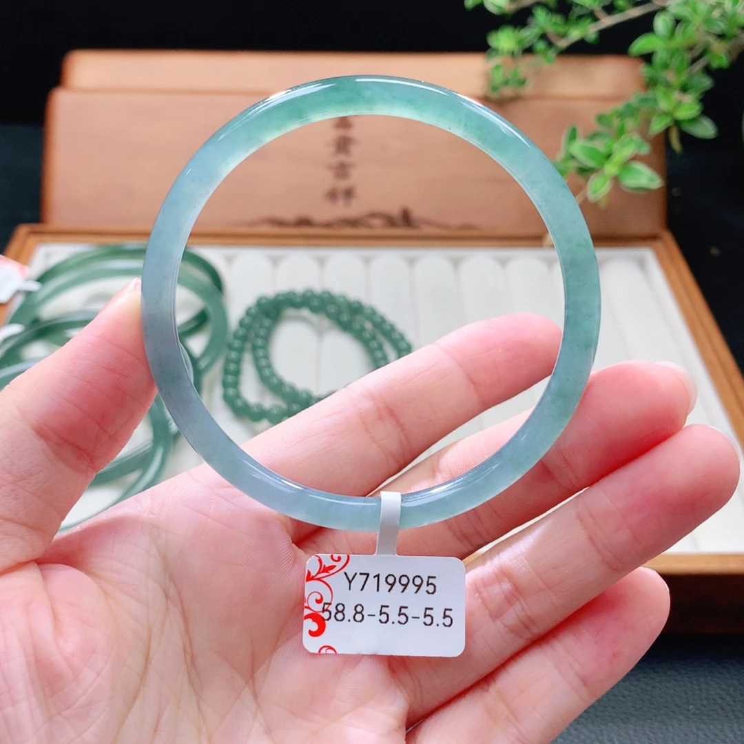 未镶嵌手镯（圆镯）翡翠