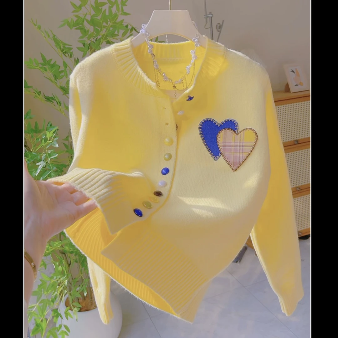 雨-双爱心刺绣彩扣洋气百搭针织毛衣秋冬短款韩版毛衣开衫外搭