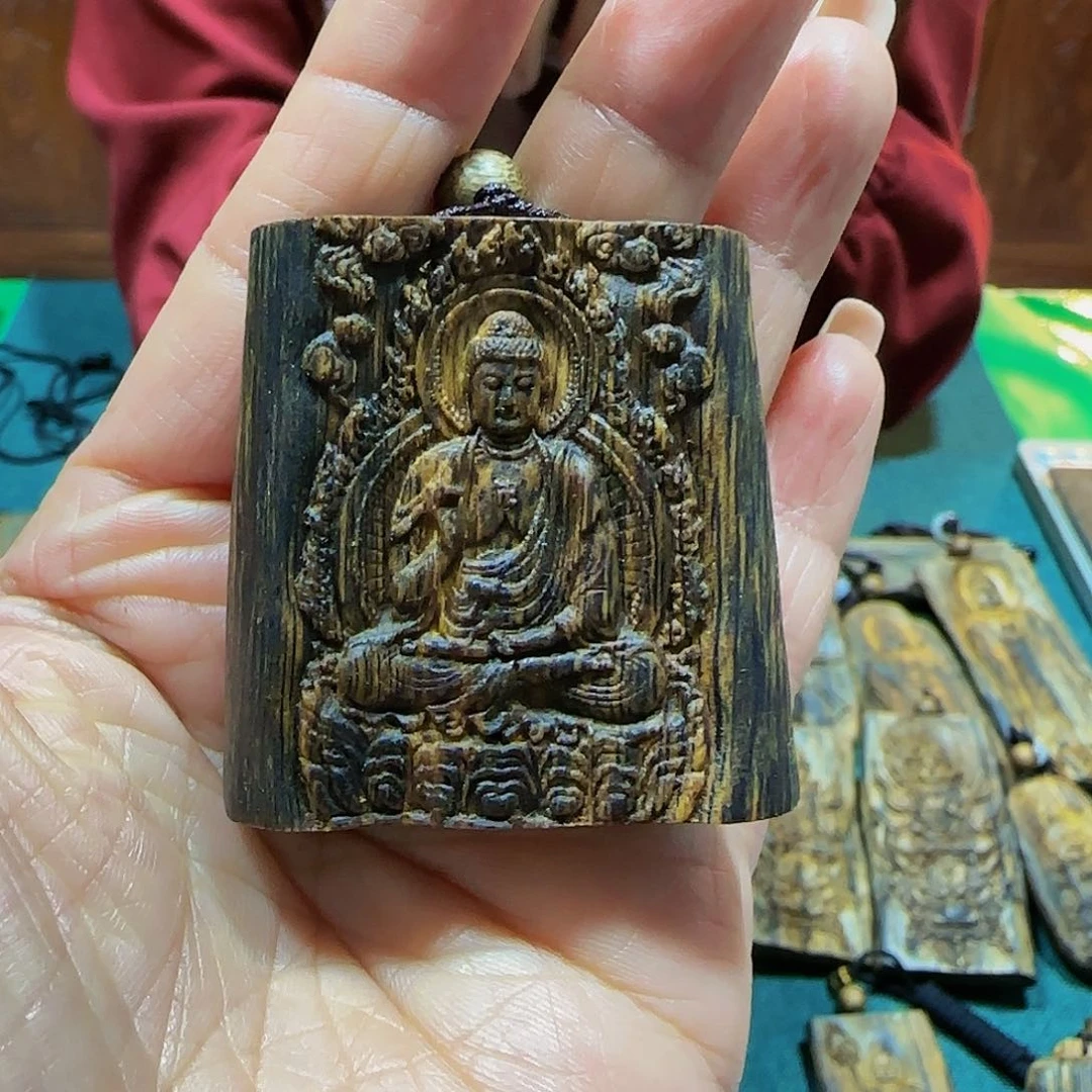 沉香吊坠海南白奇乌身老料雕刻阿弥陀佛带绳19.6克