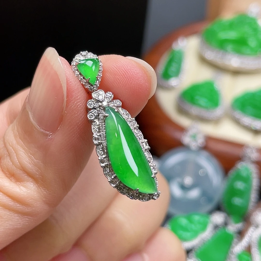 翡翠18K金镶嵌颈饰