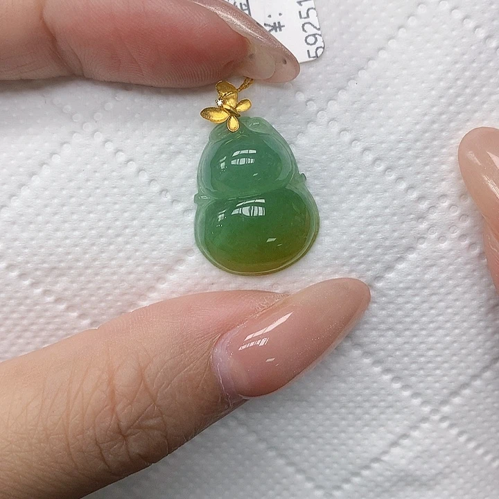 颈饰18K金镶嵌翡翠