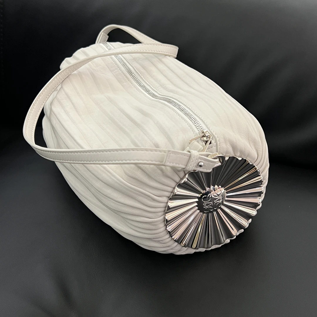 95新 LOEWE/罗意威 白色褶皱圆筒腋下包13804230