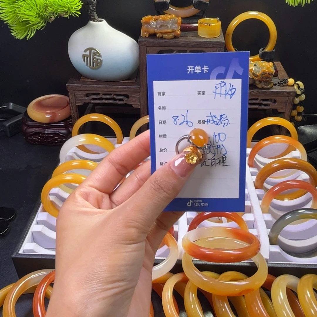 未镶嵌石英质玉戒指迎*虫