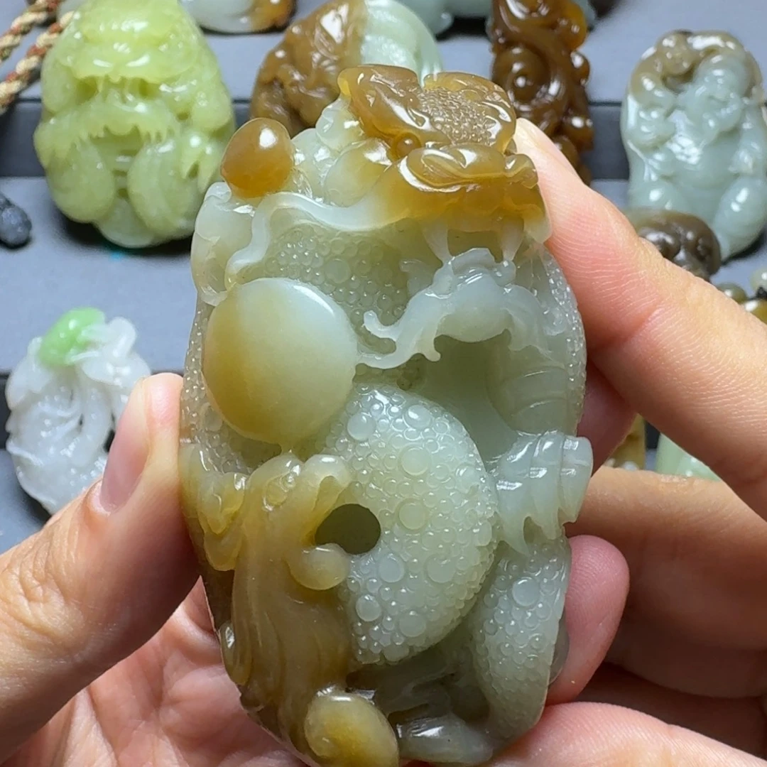 晓***中和田玉未镶嵌颈饰