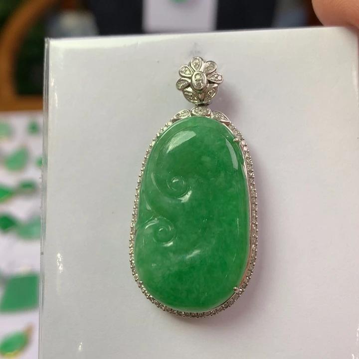 翡翠18K金镶嵌颈饰