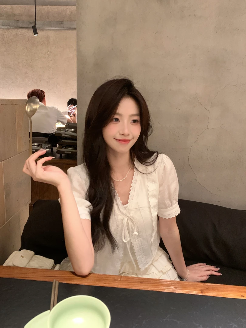 Even一雯【白棉糖珠】韩系高智感法式V领系带蕾丝拼接花边短袖小衫