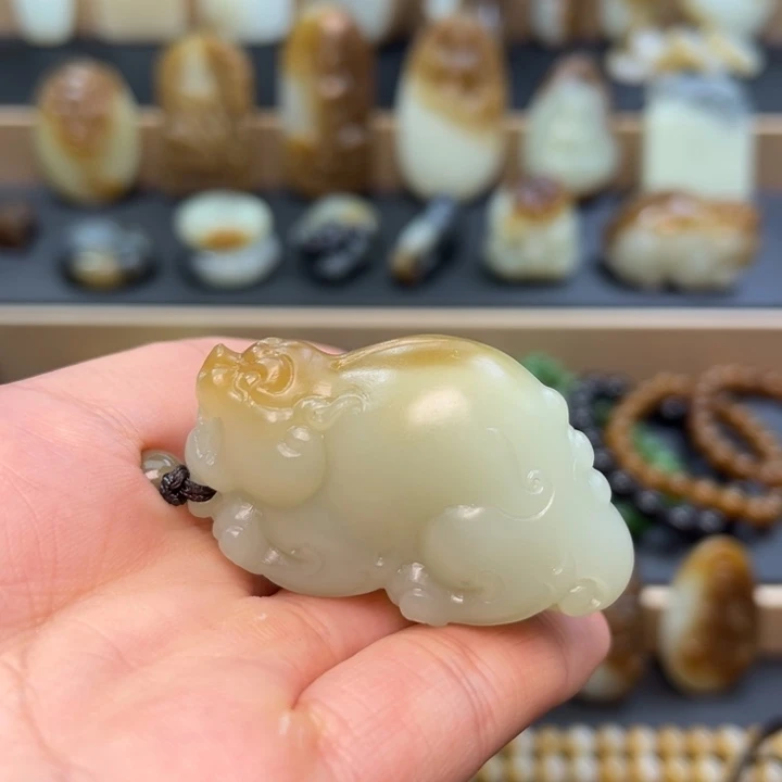 和田玉颈饰未镶嵌小***吧