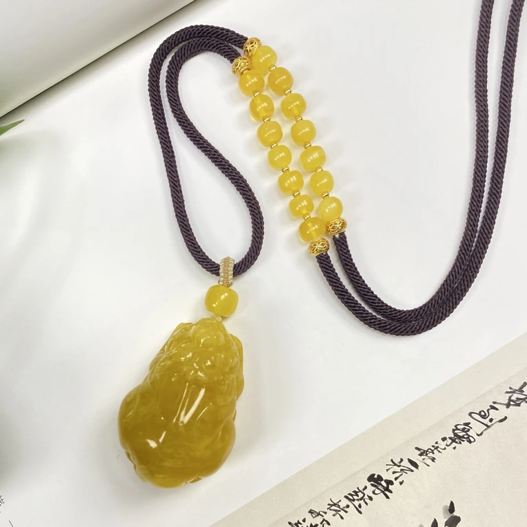 原矿蜜蜡手工雕刻立体貔貅挂坠毛衣链
