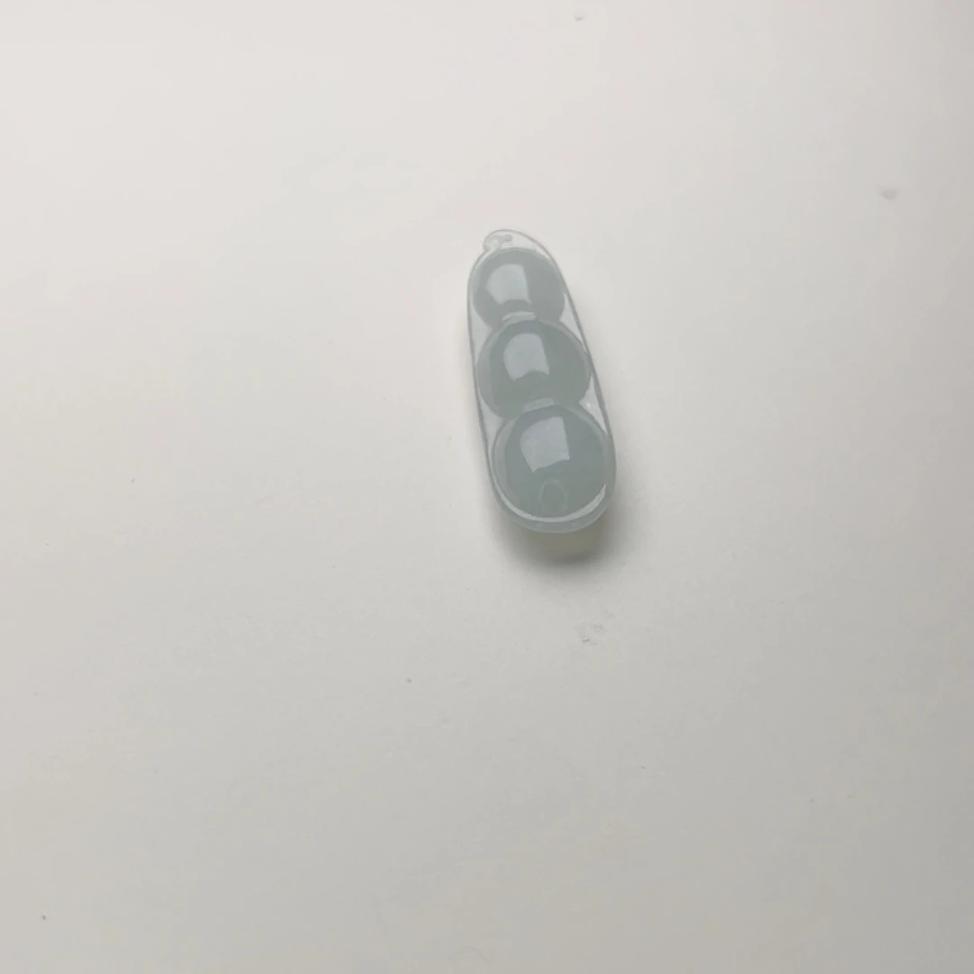 翡翠未镶嵌颈饰天然翡翠福豆，手工雕刻……