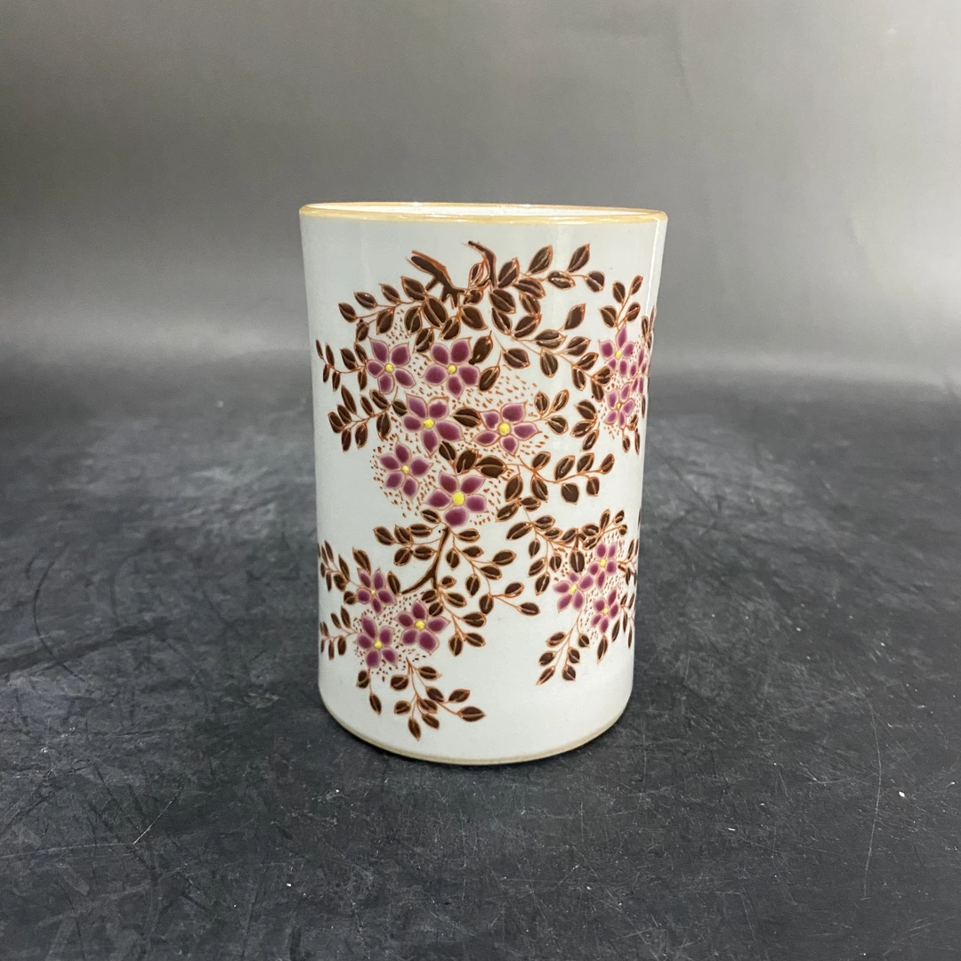 114 粉彩花卉笔筒