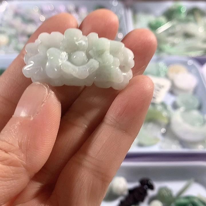 翡翠未镶嵌项圈手牌