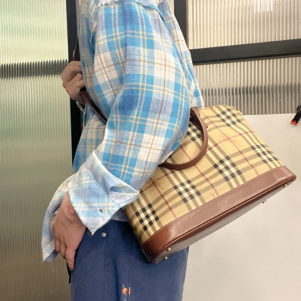 95新 BURBERRY/博柏利 【龙】99 0421格纹贝壳单肩斜挎包