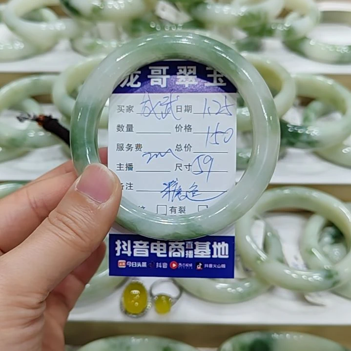 透闪石-蛇纹石玉手镯未镶嵌成****）