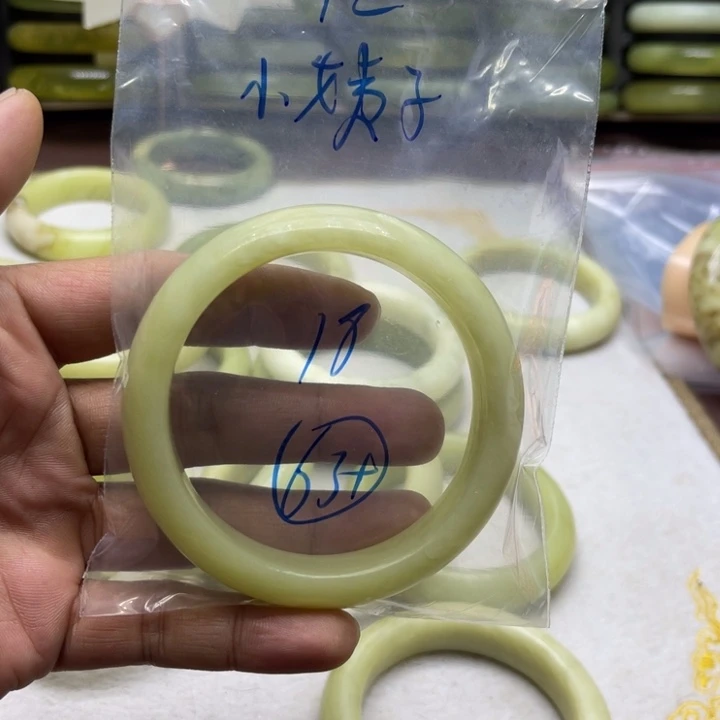 小***、蛇纹石玉未镶嵌手镯