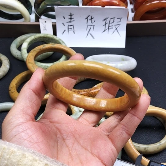 蛇纹石玉手镯未镶嵌三*姐