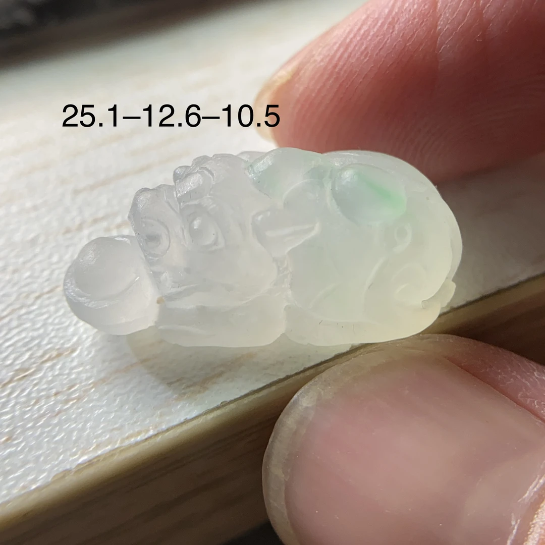 翡翠毛货《飘绿献寶貔貅》，缅甸天然翡翠，全手工雕刻。