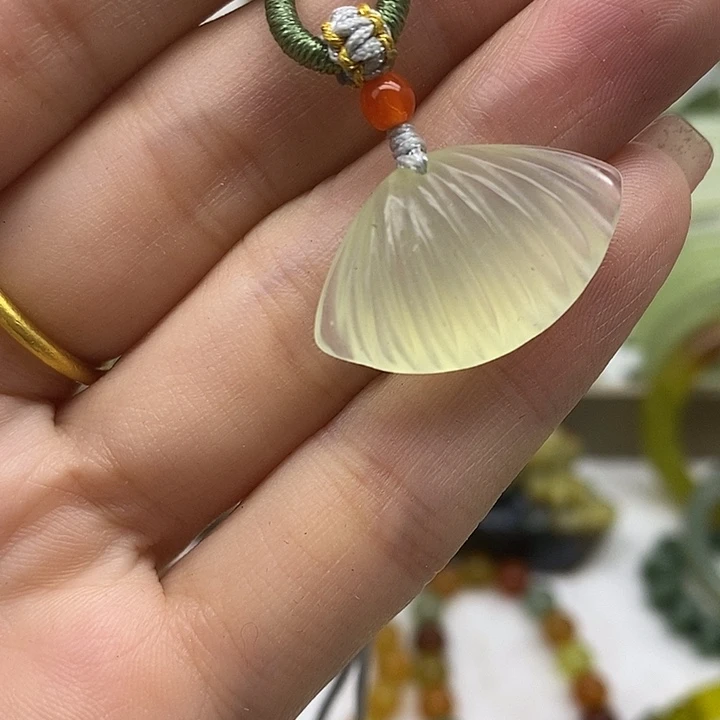 岫玉未镶嵌颈饰冰透