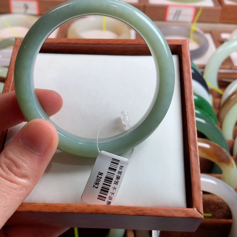 【闪购商品】和田玉手镯未镶嵌57