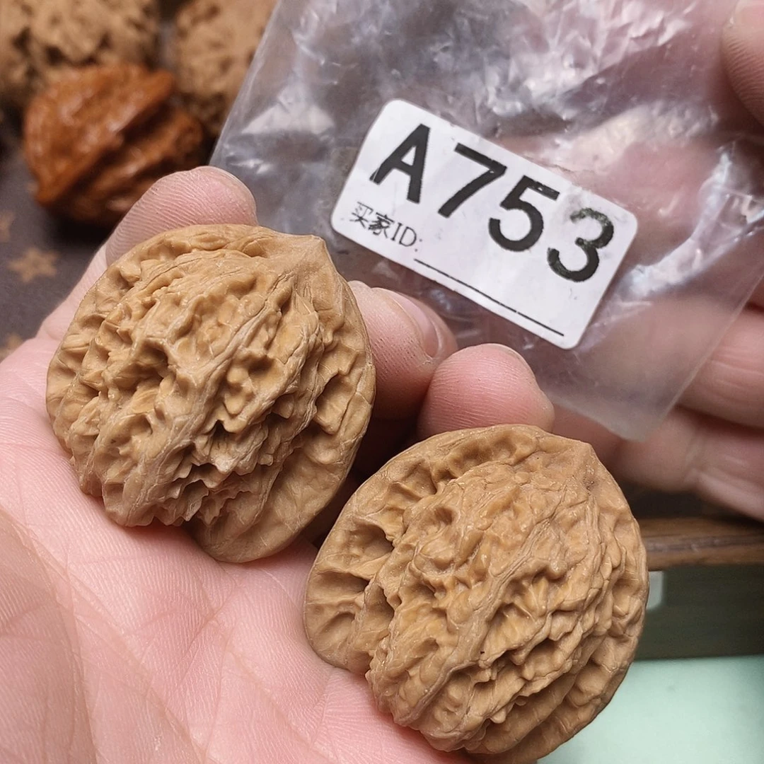 文玩核桃把件龙纹虎头37。