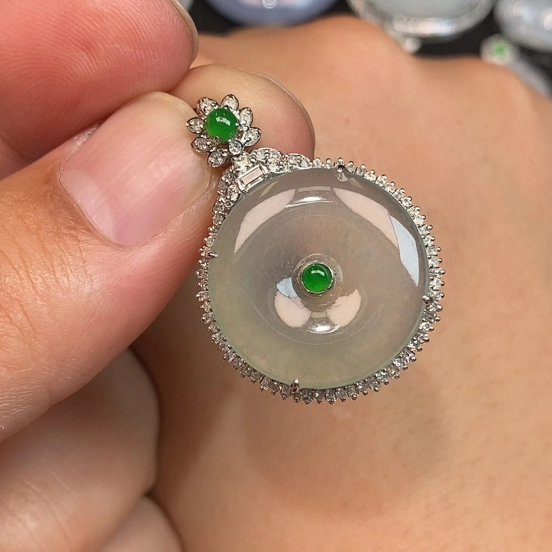 翡翠18K金镶嵌颈饰平安扣