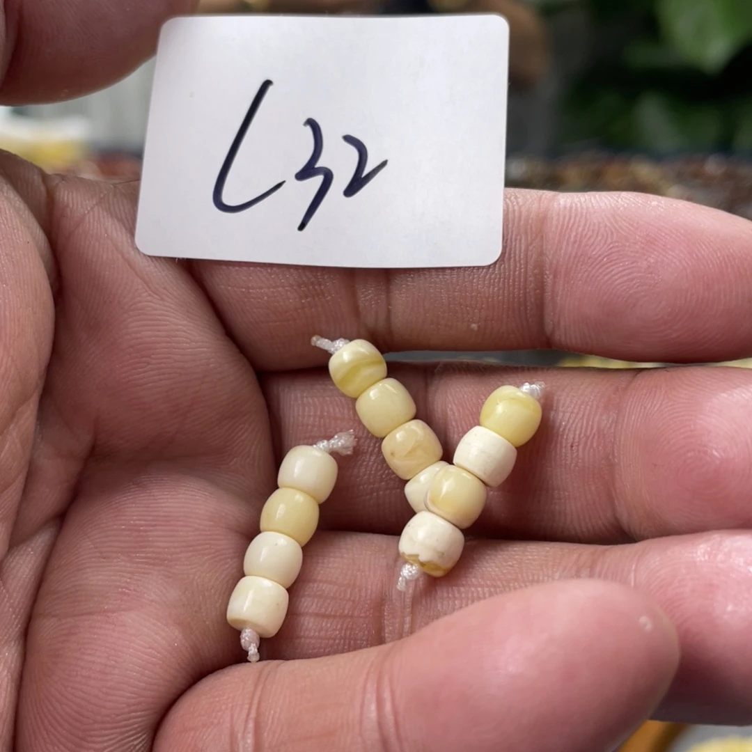 未镶嵌琥珀手链多样性发，发其中一件