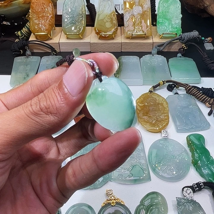 颈饰未镶嵌翡翠翡翠飘绿花小桃子