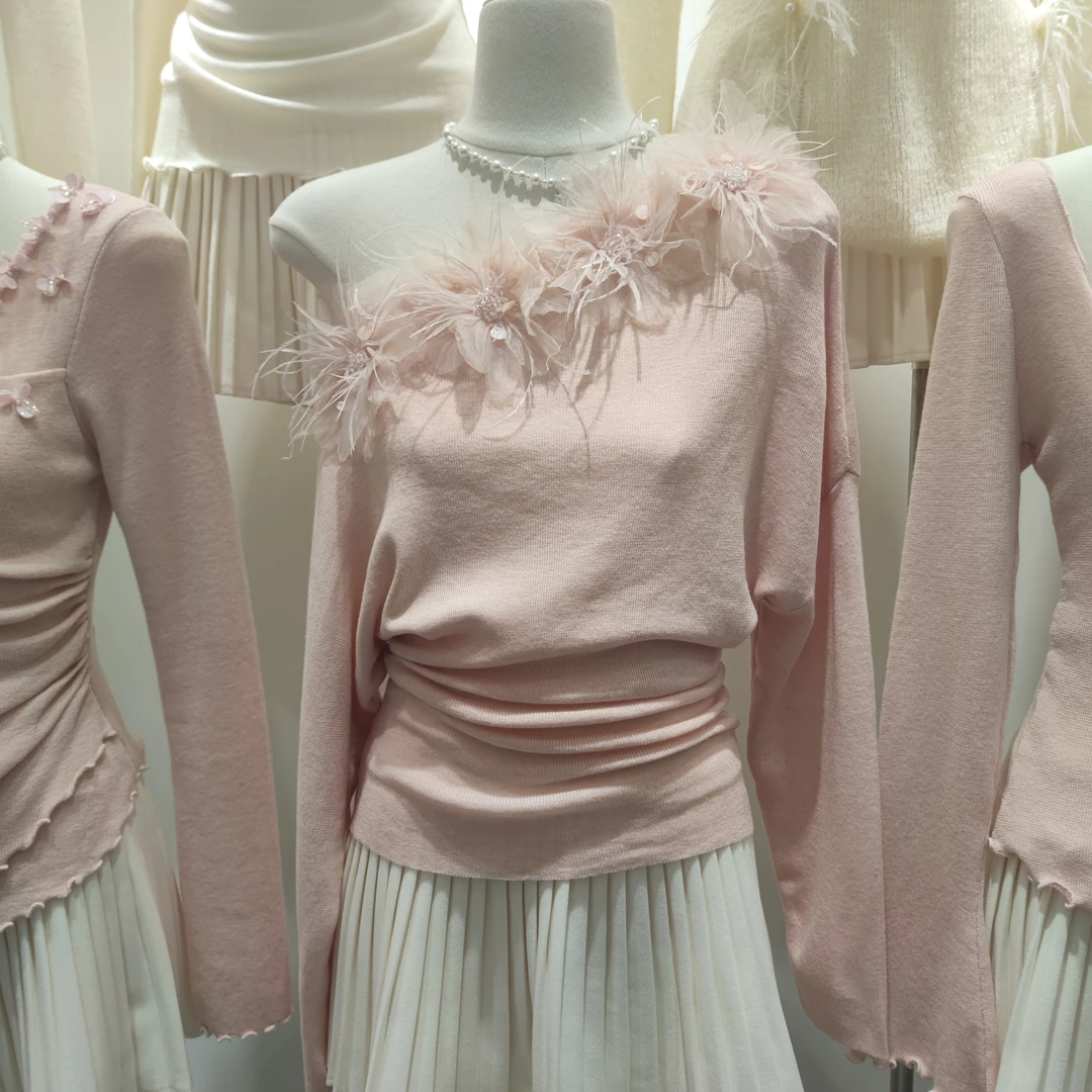 580韩系甜美网红立体鸵鸟毛花朵仙气飘飘斜肩套头减龄针织衫上衣