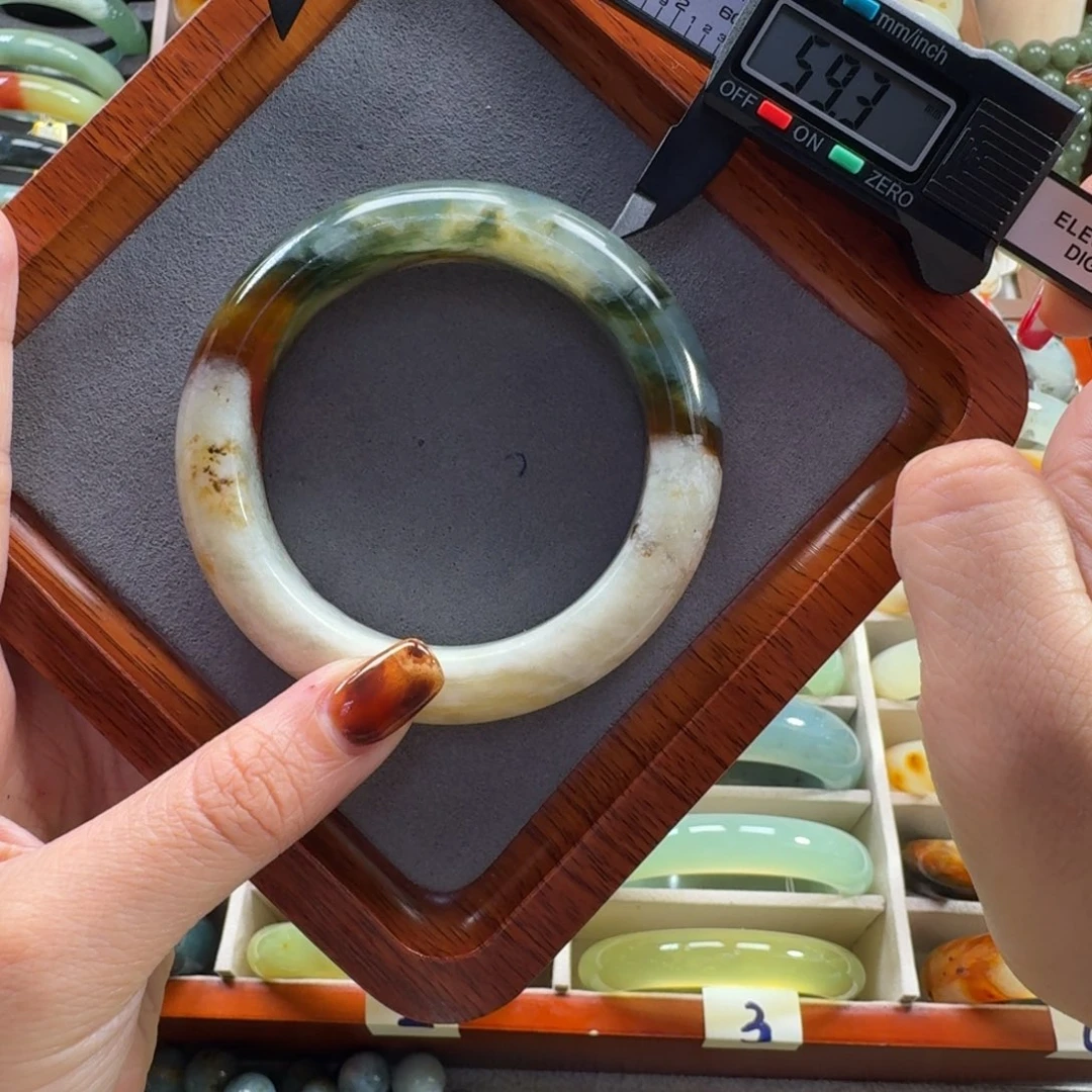 蛇纹石玉未镶嵌手镯微瑕