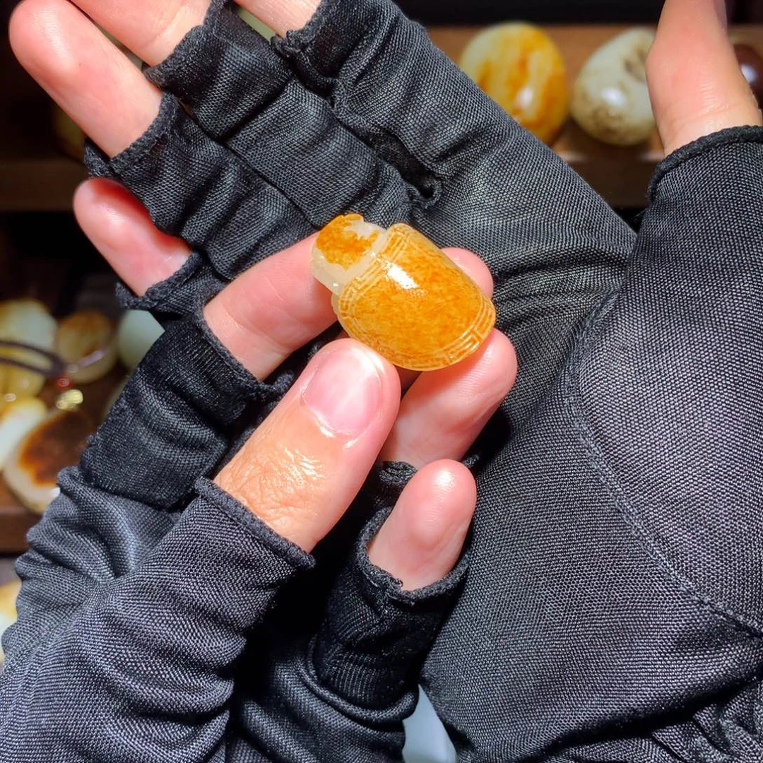 丘***忝和田玉未镶嵌颈饰