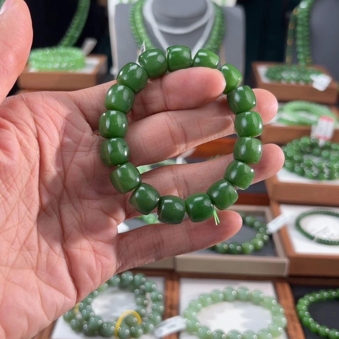 和田玉未镶嵌颈饰安****。手串