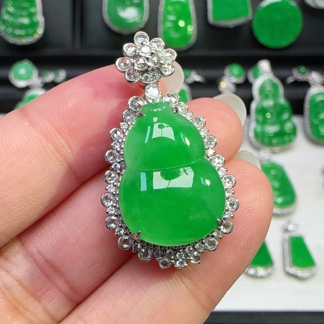 翡翠18K金镶嵌颈饰吊坠