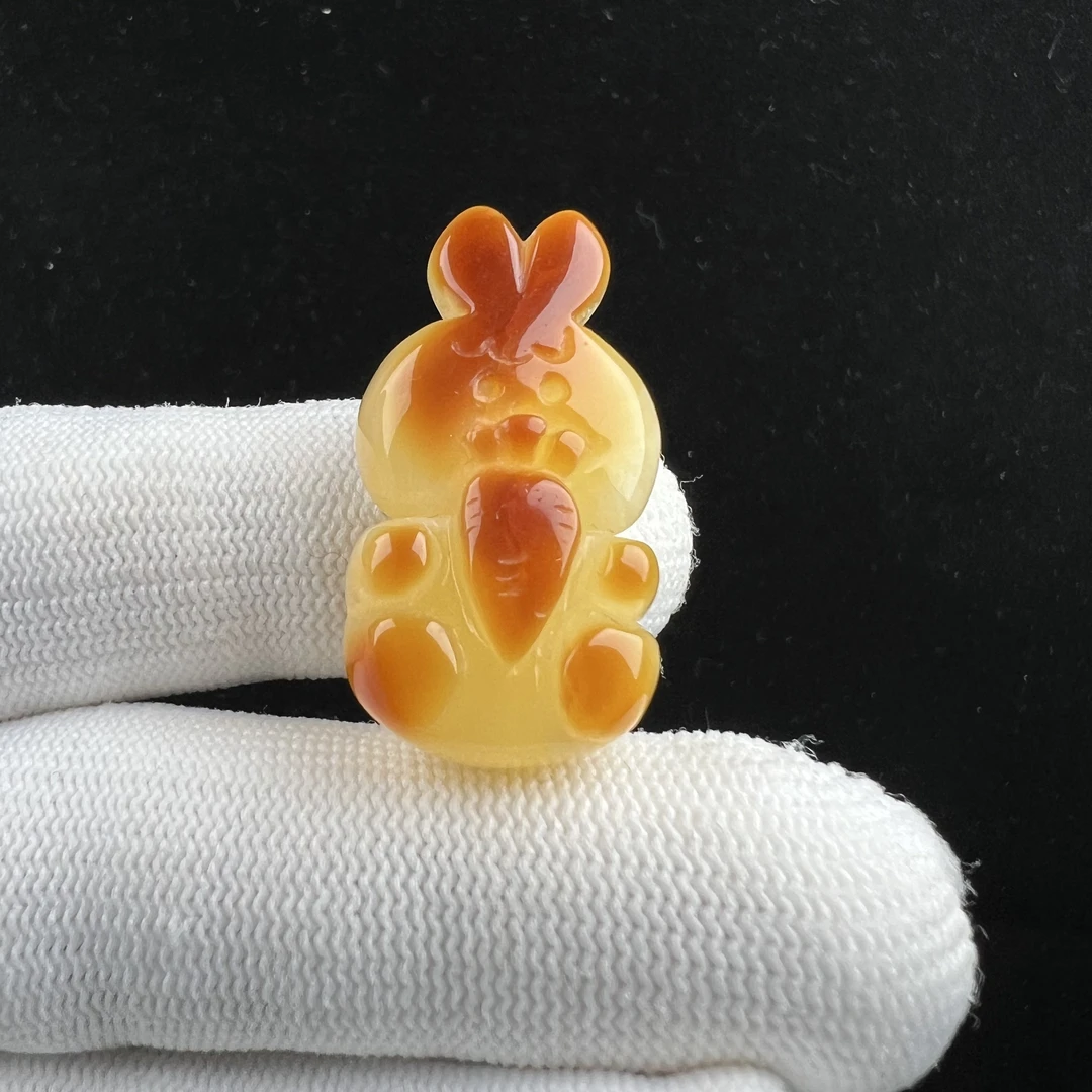 R9046 天然蜜蜡雕刻兔子16.8*30.8mm 支持鉴定 假一罚四