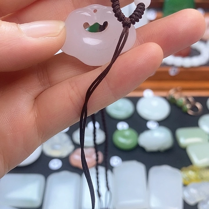 石英质玉颈饰未镶嵌奋*