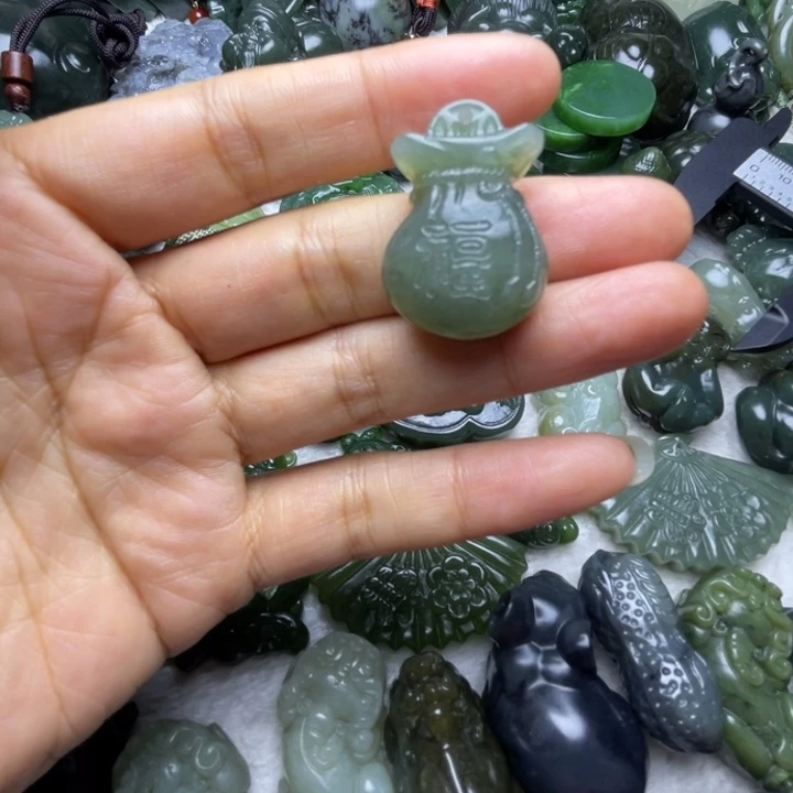 和田玉未镶嵌颈饰