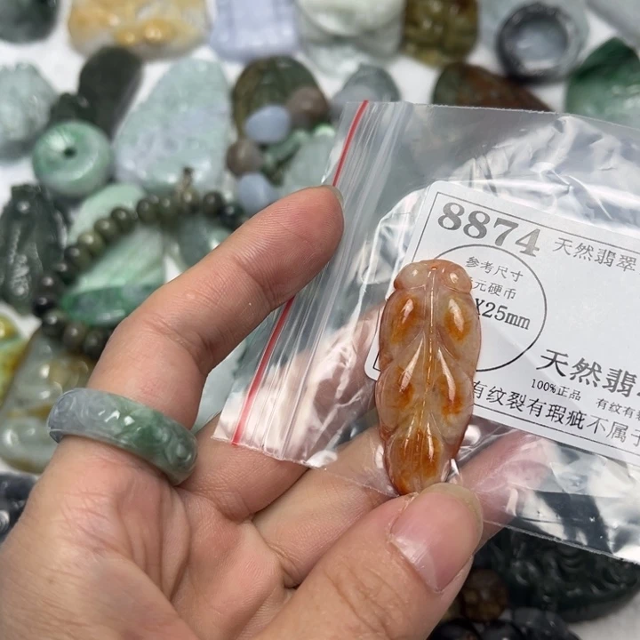 翡翠未镶嵌颈饰8874瑕疵