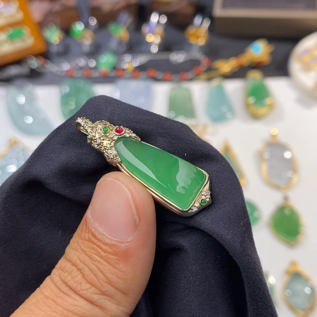 翡翠颈饰未镶嵌甜绿吊坠极简主义