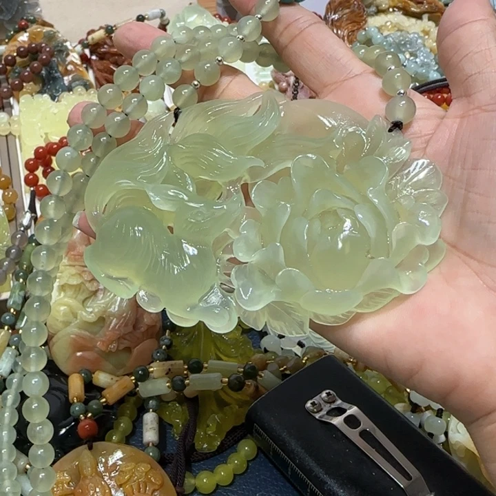 未镶嵌蛇纹石玉吊坠