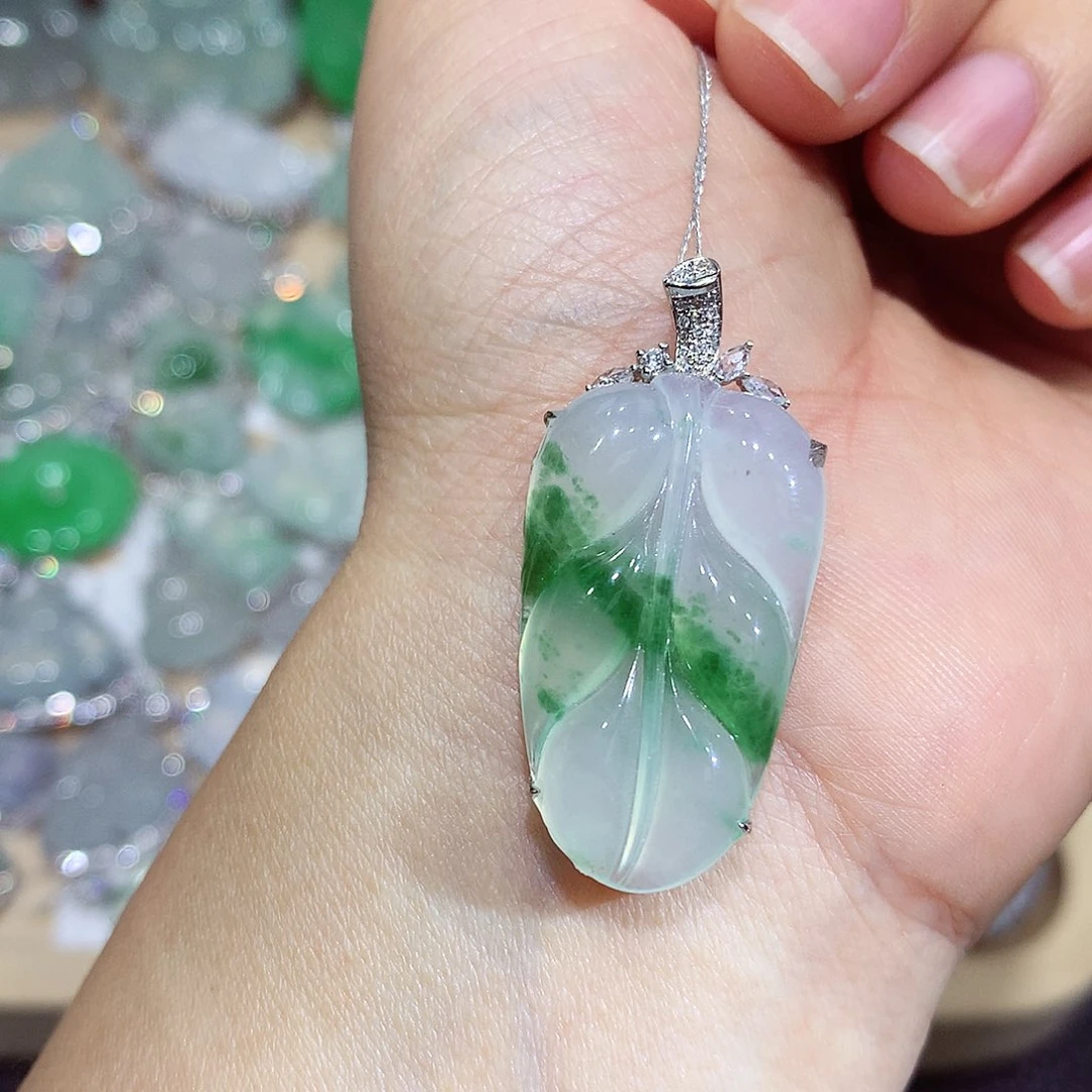 翡翠18K金镶嵌颈饰叶子